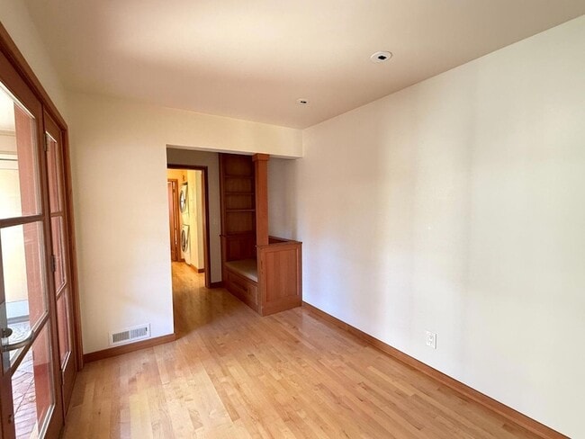 Building Photo - 335 Claremont Way