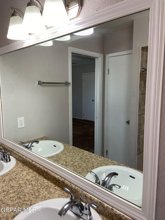 Building Photo - 6721 El Parque Dr