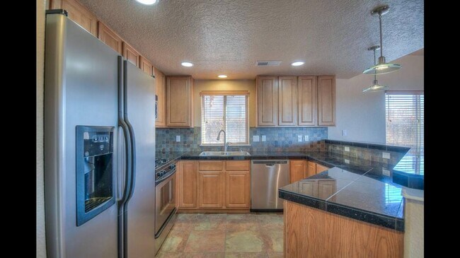Building Photo - Available Now! Beautiful 3 Bedroom/2 Bathroom Home in Northeast Albuquerque