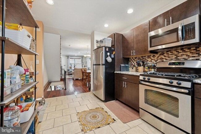 Building Photo - 2423 S Bancroft St