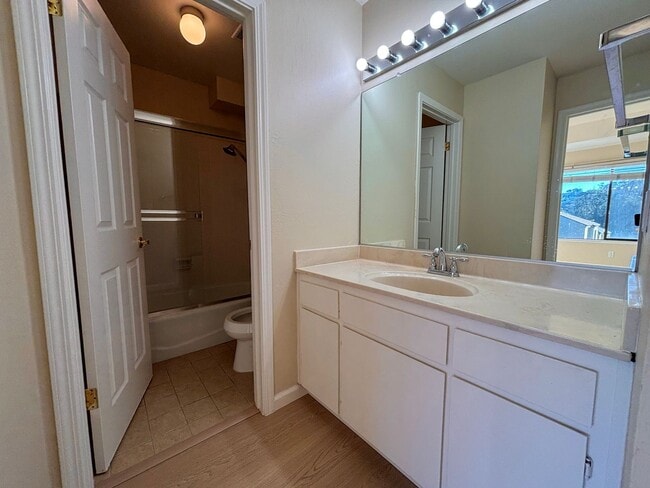 Building Photo - Updated 3BR Townhome in Forest Knolls with parking