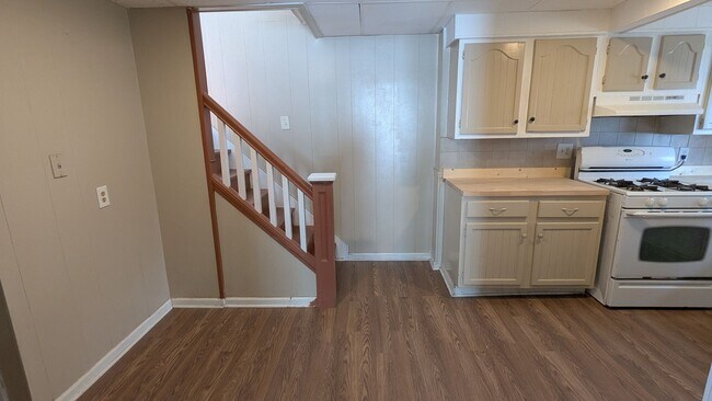 Building Photo - Discover this well-maintained 3-bedroom, 1-bath home in Akron