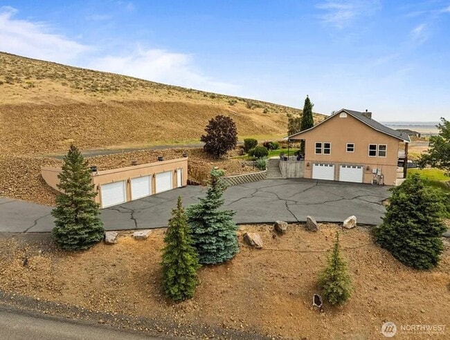 Building Photo - Home with a view for rent in Ephrata