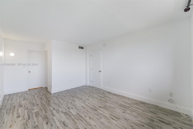 Building Photo - 2851 Leonard Dr