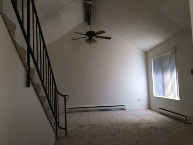 Building Photo - Quiet Condo for Rent