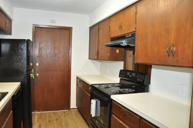 Building Photo - 2 Bedroom 1 Bath 1 Car Garage in Heart of ...