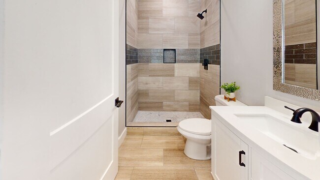 Building Photo - One Private Bedroom/Bath in Spacious 5BR/5BA Townhome Near UTK