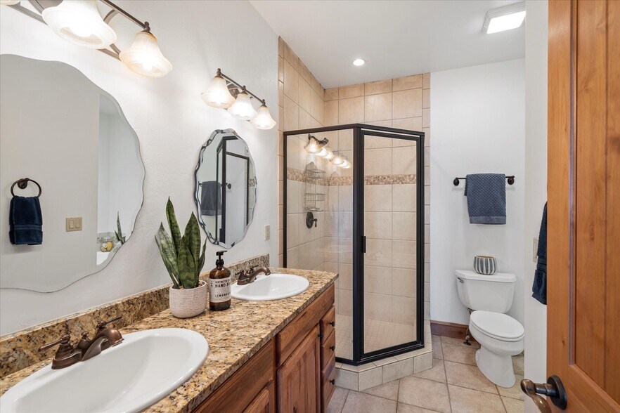 Primary En-Suite Bathroom - 150 Adams St