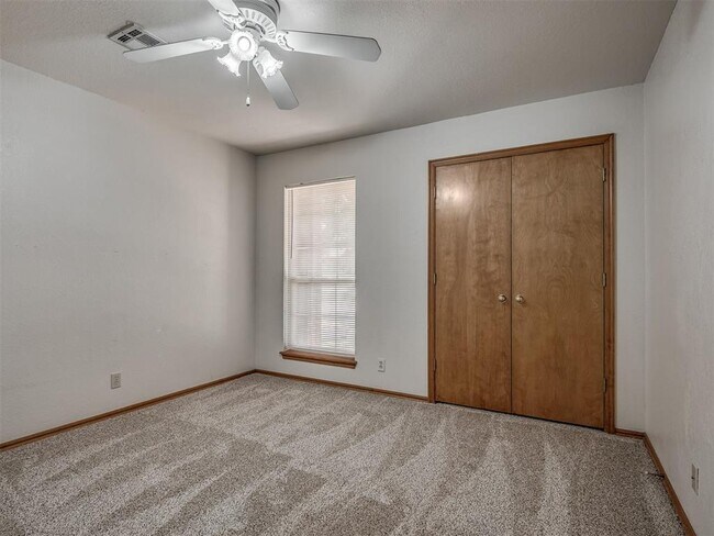 Building Photo - 304 Eccell Ct
