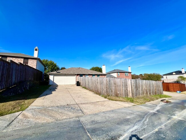 Building Photo - Charming 3-Bedroom, 2-Bathroom Home with 2...