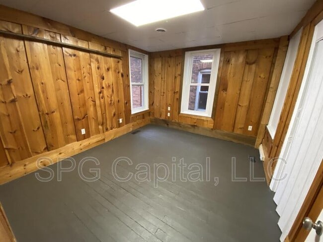 Building Photo - 233 W Jackson St