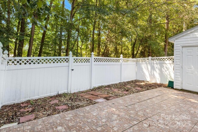Building Photo - 10660 Holly Ridge Blvd