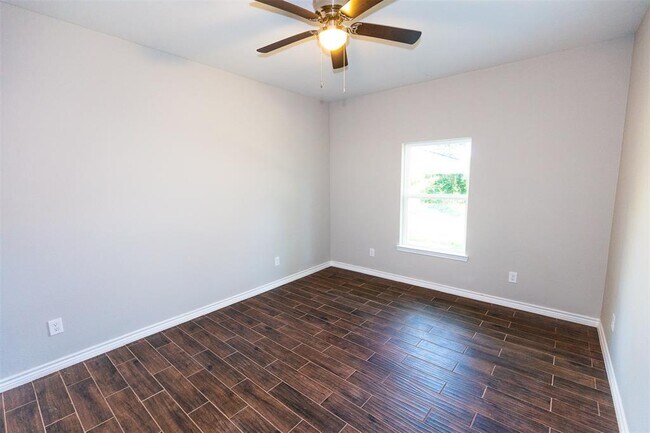 Building Photo - 507 E Foley St