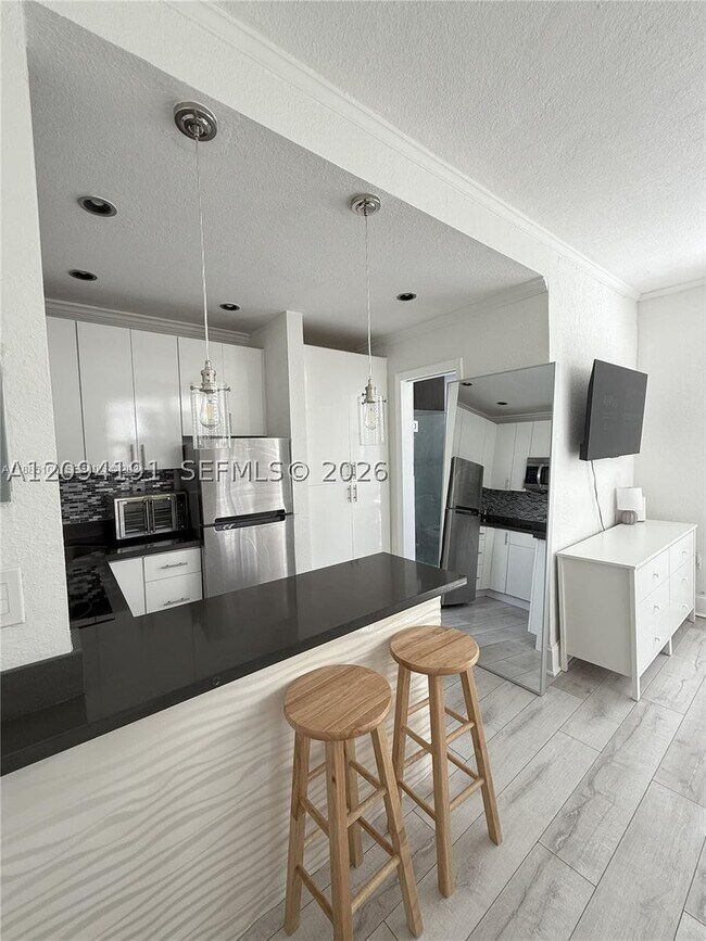 Building Photo - 119 Menores Ave