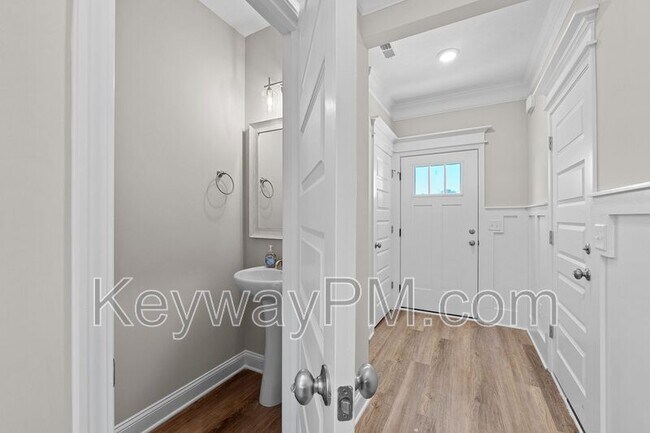 Building Photo - 2024 Denmark Ave SE