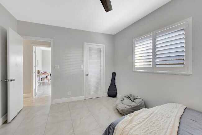 Building Photo - 1300 SW 13th St