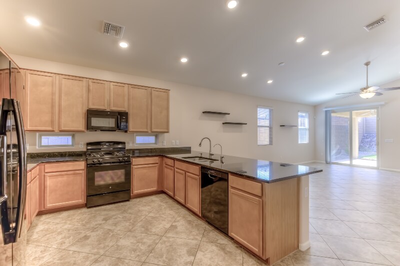 Building Photo - 8291 E Magee Hill Loop