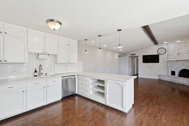 Building Photo - Mesa 4 Bed Single-Level Home • 2,044 Sq Ft • Oversized Yard • Stapley & McKellips