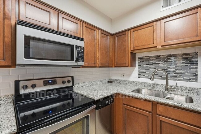 Building Photo - 1702 W Tuckey Ln