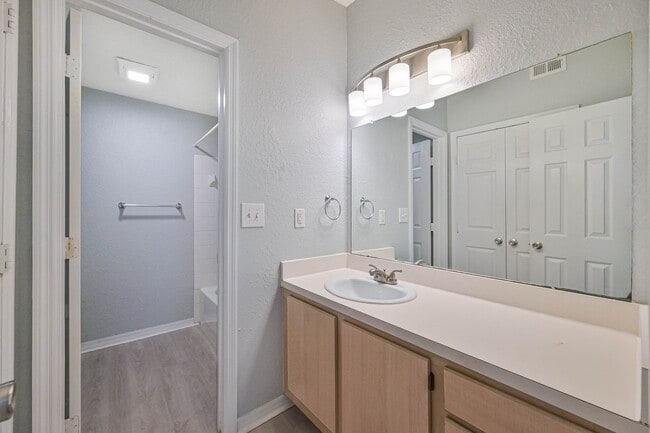 Building Photo - ** RARE 1 bed/1bath Condo in North Bonita ...