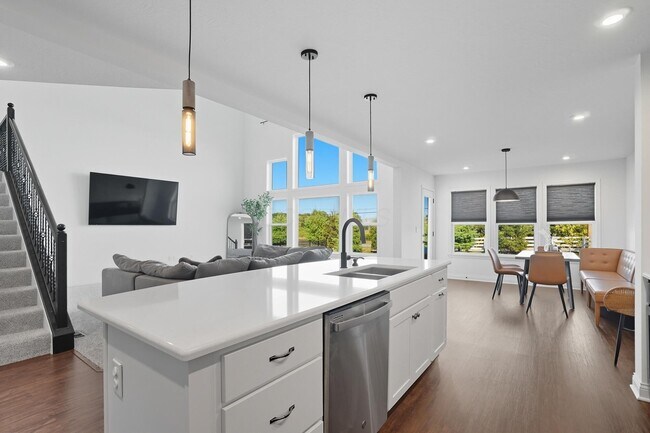 Building Photo - 6060 Lavender