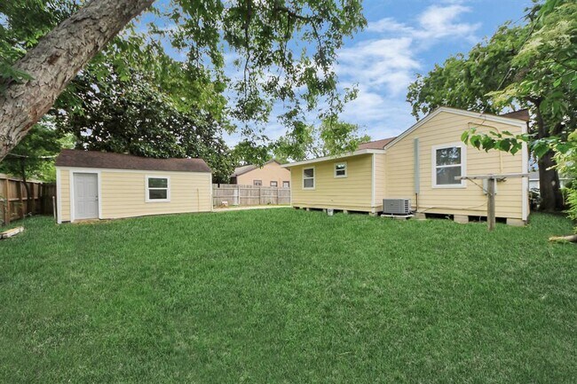 Building Photo - 608 Thomas Ave