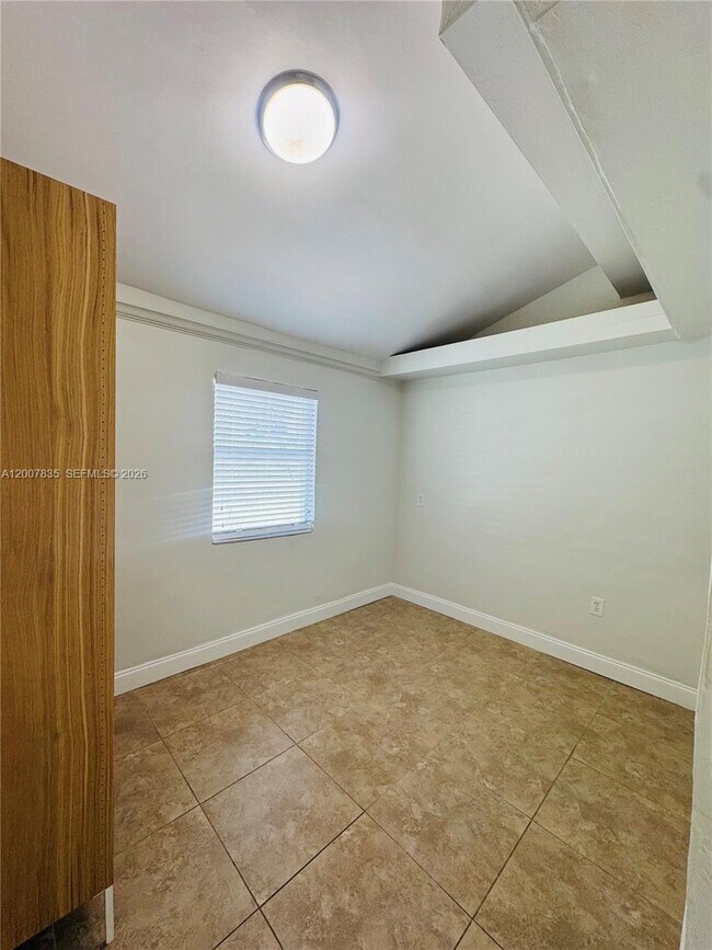 Building Photo - 2816 Pine Tree Dr