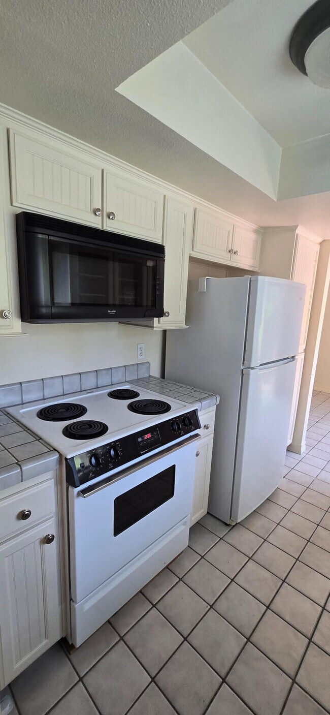 Building Photo - Stockton 2 Bedroom 1 Bathroom Condo