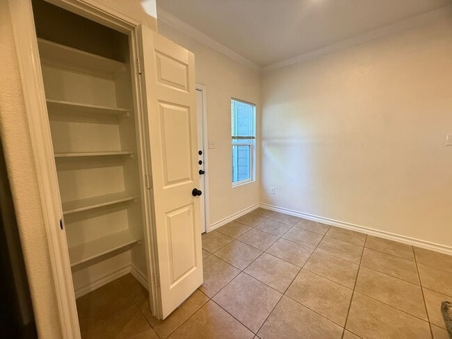Building Photo - Townhome Near Retama Park...No Carpet.
