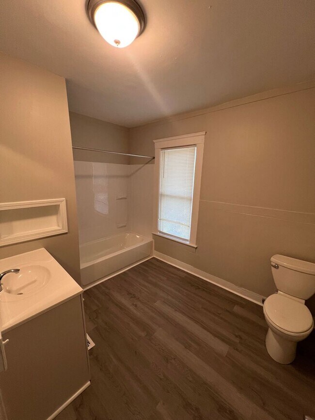 Building Photo - Completely Renovated 3 Bed / 2 Bath Home!