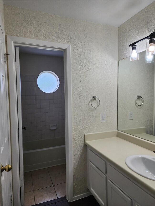 Building Photo - 502 Burlwood Ct
