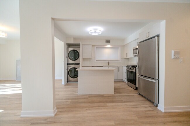 Building Photo - 2740 W Farragut Ave