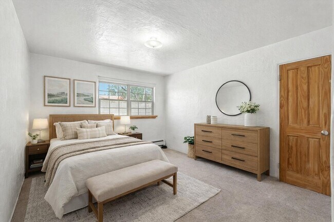 Building Photo - 1632 Columbia Dr SE