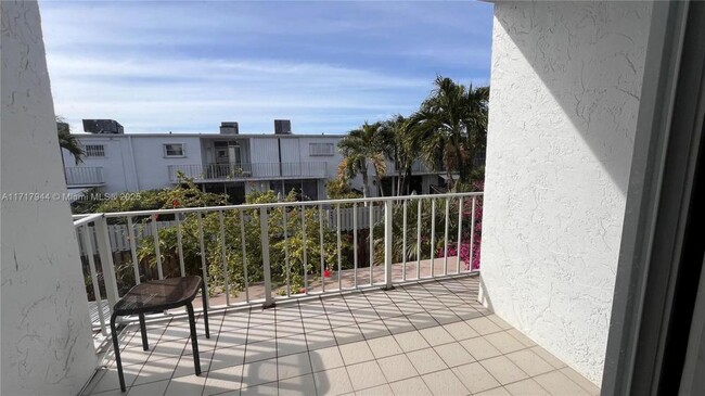 Building Photo - 2 bedroom in Hallandale FL 33009