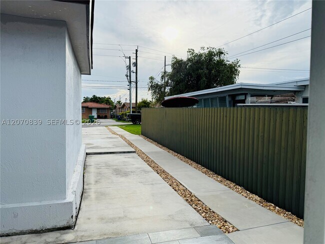 Building Photo - 1221 SW 76th Ct