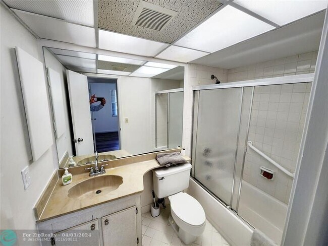 Building Photo - 1638 Embassy Dr