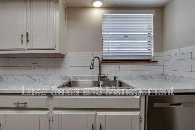 Building Photo - 1705 N Gleason Ave