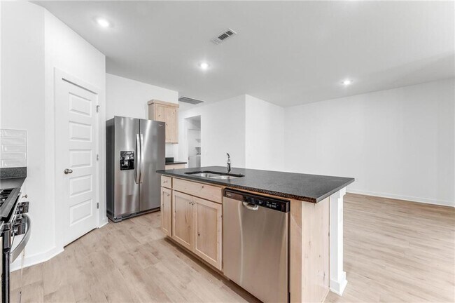 Building Photo - 114 S Maroon Ave