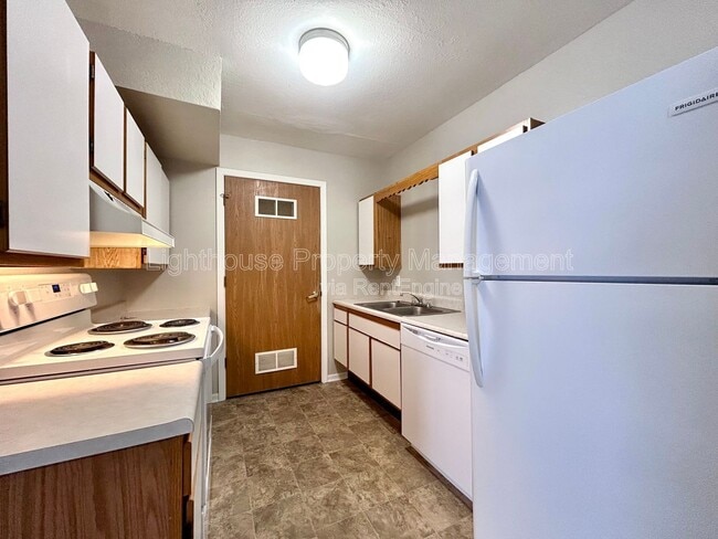 Building Photo - 587 W Randall St