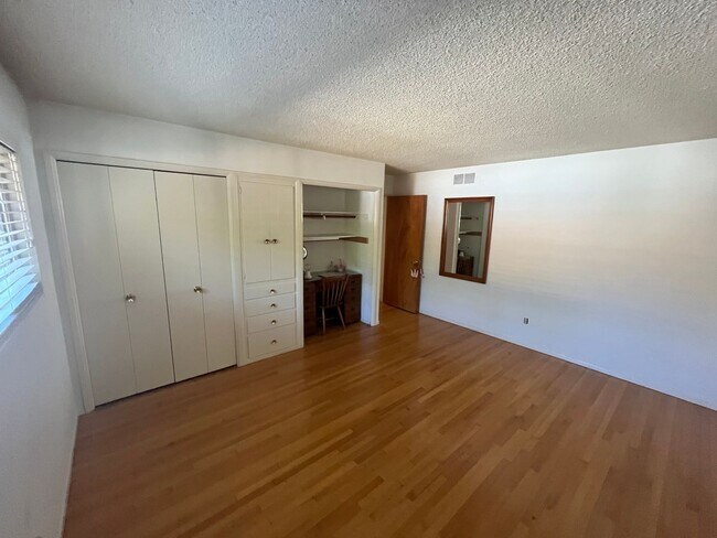 Building Photo - 502 E Rose Ave