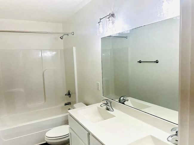 Building Photo - Victoria Way