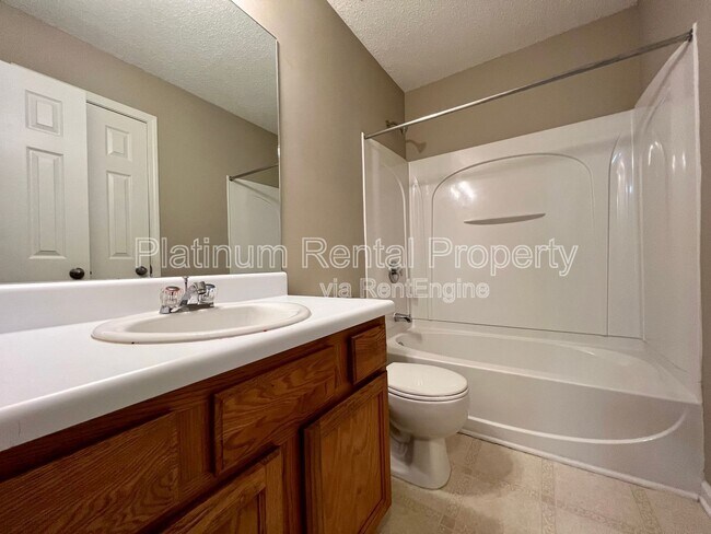 Building Photo - 4885 Robinson Square Dr