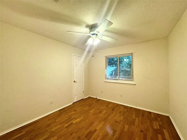 Building Photo - 310 Knoll Forest Dr