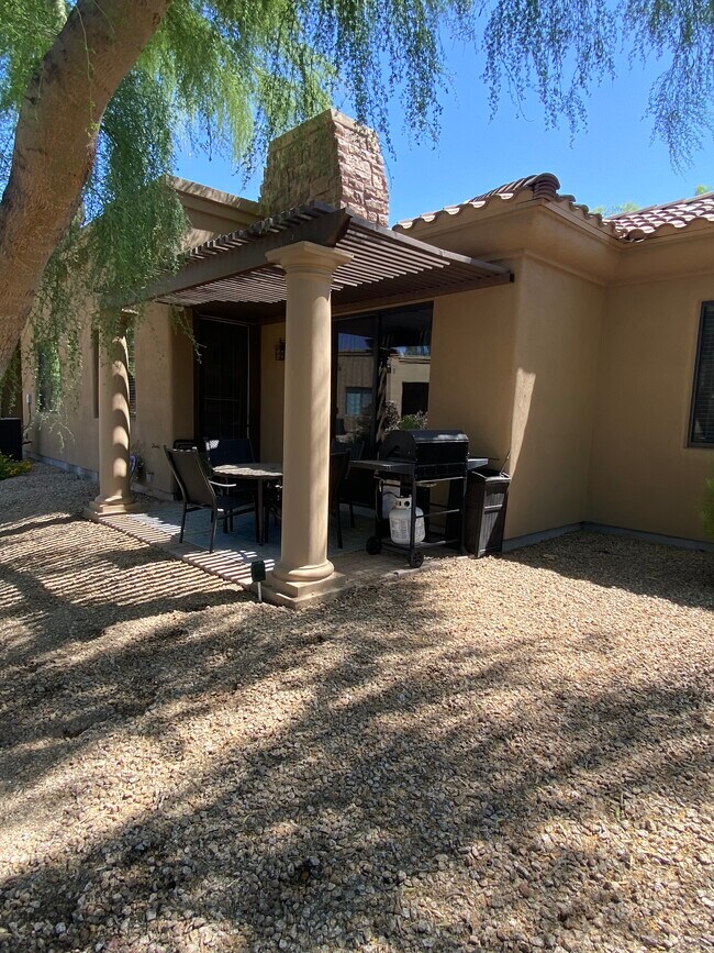 Outdoor seating - 4241 N Pebble Creek Pky