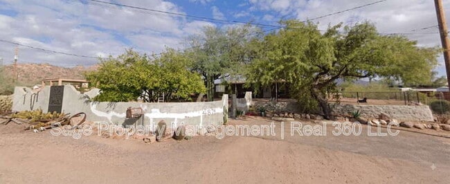 Building Photo - 4879 N Monterey Dr