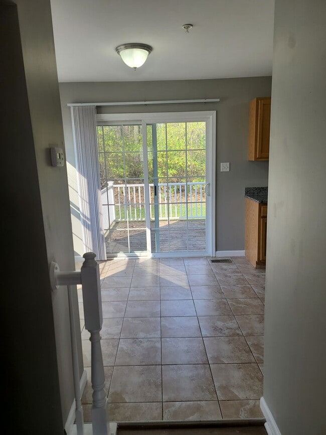 Building Photo - 3 Bedroom 2 1/2 bath townhouse in Waynesbo...