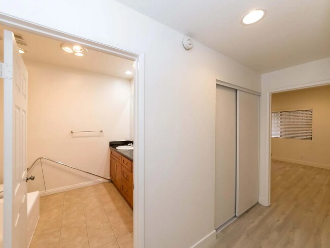 Building Photo - 431 S Kingsley Dr