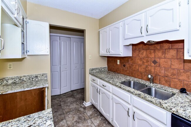 Building Photo - 1677 Ranmar Dr