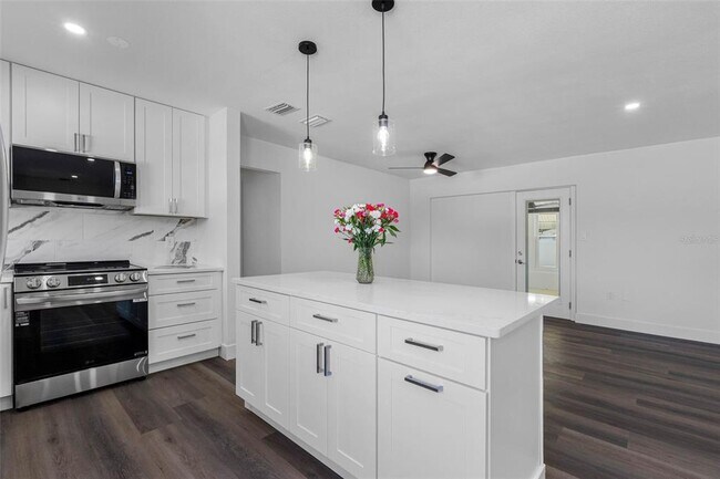 Building Photo - 11572 63rd Ave N