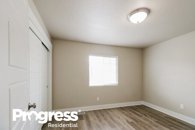 Building Photo - 574 S 2250 W